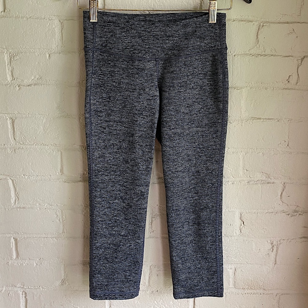 Old Navy active grey white stripped stretchy capri yoga leggings workout